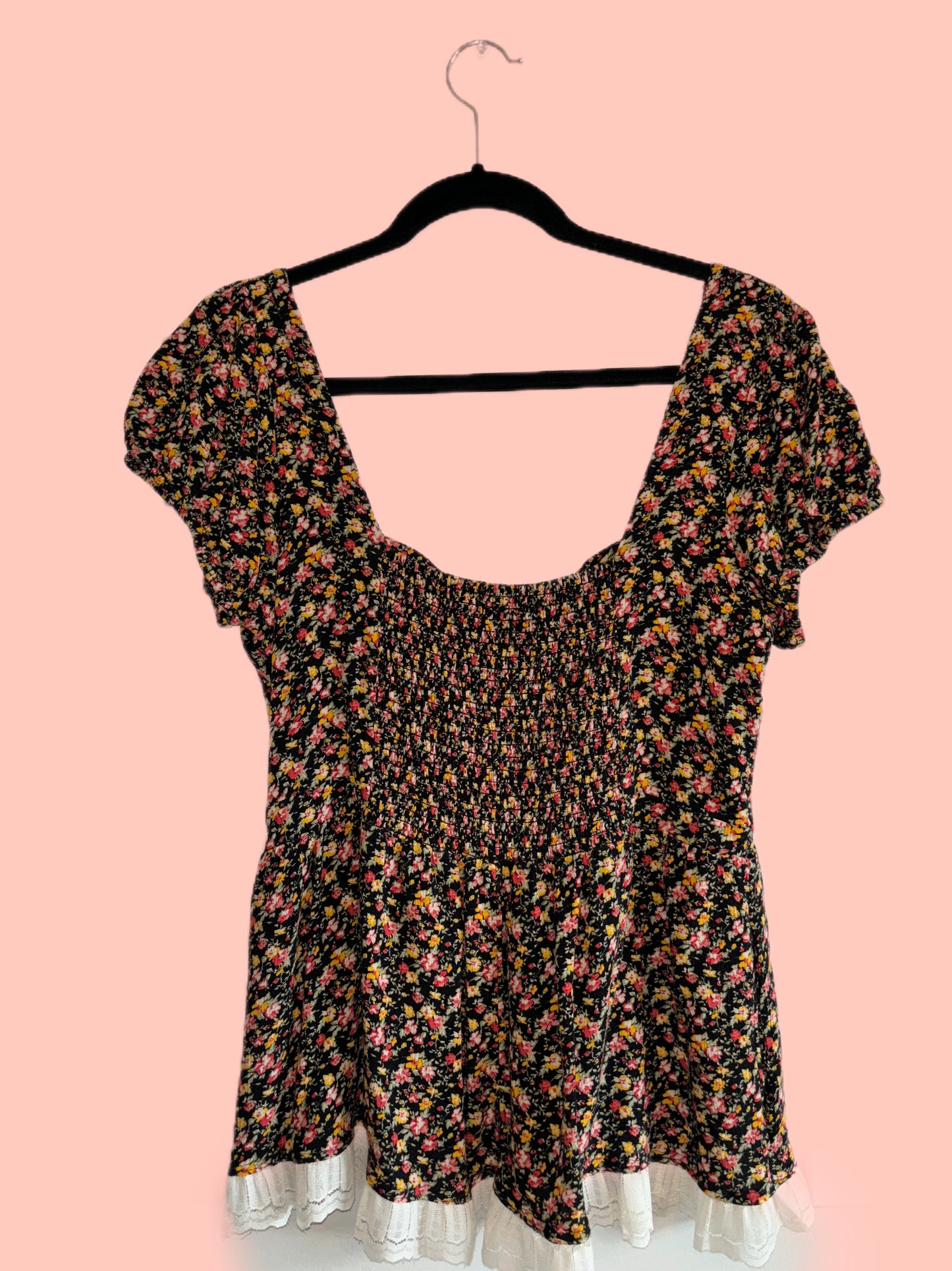 Adorable spring top (L)