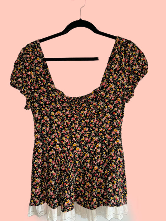 Adorable spring top (L)